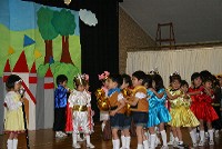 生活発表会で劇を演じている子どもたち達